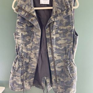 Camo sleeveless jacket